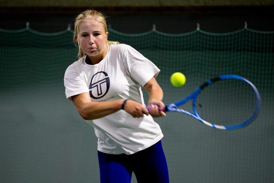 Surpriza zilei la Roland Garros: o puştoaică de 17 ani a eliminat-o dramatic pe semifinalista de la US Open