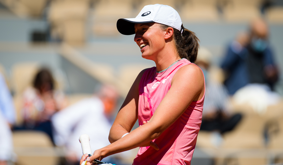 VIDEO | Deţinătoarea trofeului la Roland Garros a avansat fără emoţii în turul 2. Iga Swiatek a împlinit 20 de ani