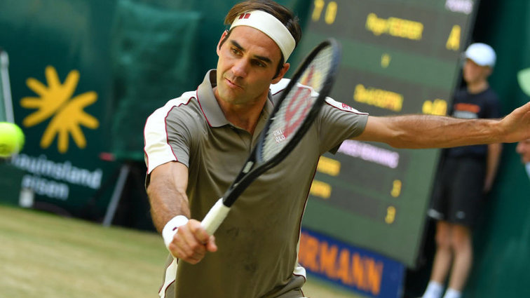 Roger Federer a reuşit la Halle prima victorie pe iarbă, după 701 de zile