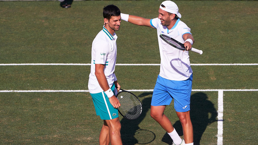Novak Djokovic, nevoit să renunţe la finala de dublu de la Mallorca, după accidentarea partenerului său. Competiţia este în direct pe Look Sport