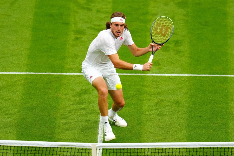 VIDEO | Eliminarea lui Stefanos Tsitsipas, marea surpriză a primei zile la Wimbledon! Liderul mondial, Novak Djokovic, a pierdut un set, dar s-a calificat în turul 2