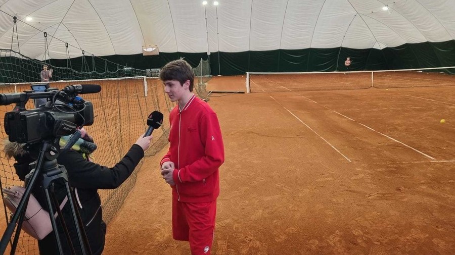 VIDEO EXCLUSIV ǀ Marea speranţă a tenisului românesc şi-a întrecut la vârsta sa idolul, pe Roger Federer! Povestea lui Matei Todoran