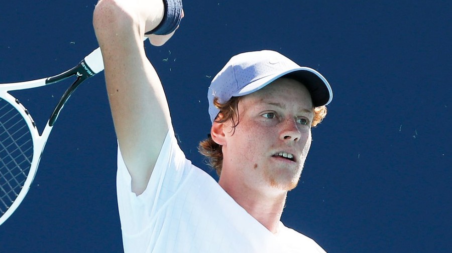 Jannik Sinner a salvat opt mingi de meci în două partide pentru a se califica în optimile de finală ale Miami Open
