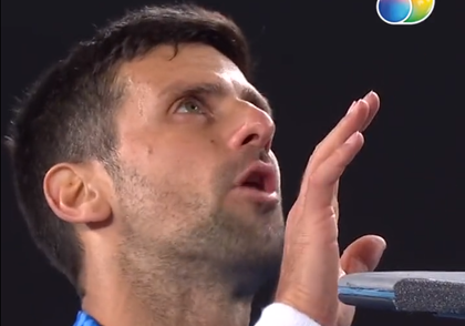 VIDEO | Djokovic, calificare în turul 3 la Australian Open! Sârbul, enervat de un spectator: ”Tipul ăsta e complet beat. De ce nu-l scoateţi din arenă?”