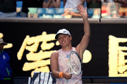 Iga Swiatek continuă marşul la Australian Open. Favorita 13 a fost eliminată 