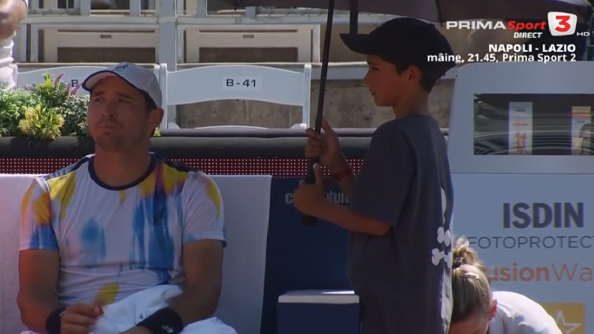 VIDEO | Moment superb la turneul de la Santiago. Arbitrul a coborât din scaun să lege şireturile unui copil de mingi