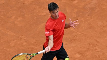 Surpriza anului în tenis! Liderul ATP, eliminat în turul III la Roma, de un tânăr jucător maghiar clasat în afara top 100
