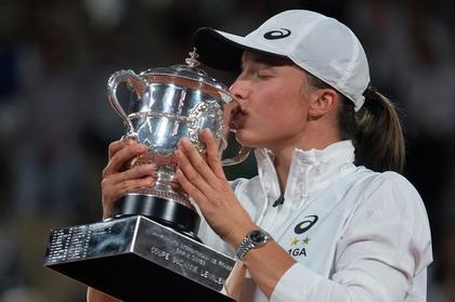 Iga Swiatek a reuşit ”hattrick-ul” la Roland Garros, după o finală epică cu revelaţia Karolina Muchova