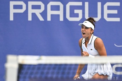 Jaqueline Cristian trece de principala favorită de la Praga şi e în ”optimi”. A învins o jucătoare cu aproape 100 de locuri mai bine clasată