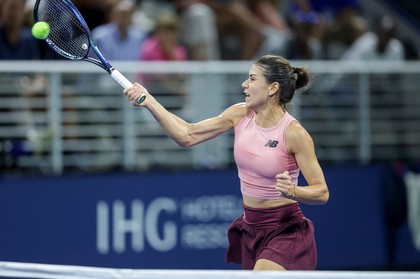 Sorana Cîrstea s-a calificat în turul trei la US Open! Prestaţie solidă în faţa Annei Kalinskaya