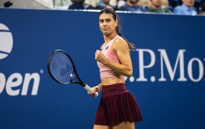 Sorana Cîrstea, în ţinută tradiţională chineză la petrecerea de la turneul Ningbo Open. FOTO cu sportiva 
