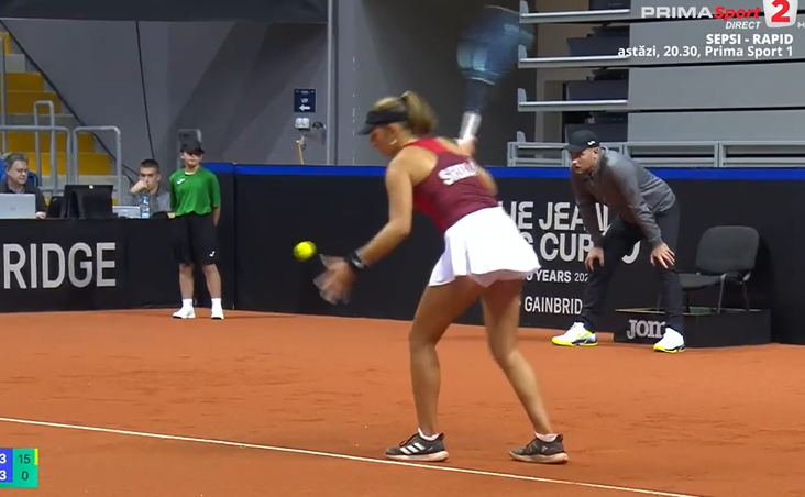 VIDEO | Curaj sau sfidare? Puştioaica Mia Ristic i-a servit din mână Gabrielei Ruse în Billie Jean King Cup