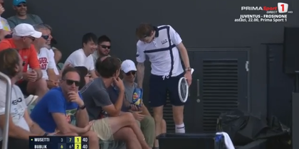 VIDEO | Bublik loveşte din nou! S-a servit din punga cu chipsuri a unui spectator