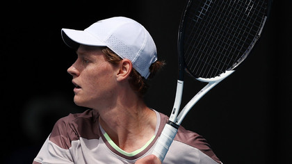 Jannik Sinner îl răpune pe Novak Djokovic şi se califică în finala de la Australian Open