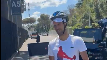 Djokovic a revenit la Foro Italico purtând o cască, după incidentul de vineri. “Astăzi am venit pregătit” 