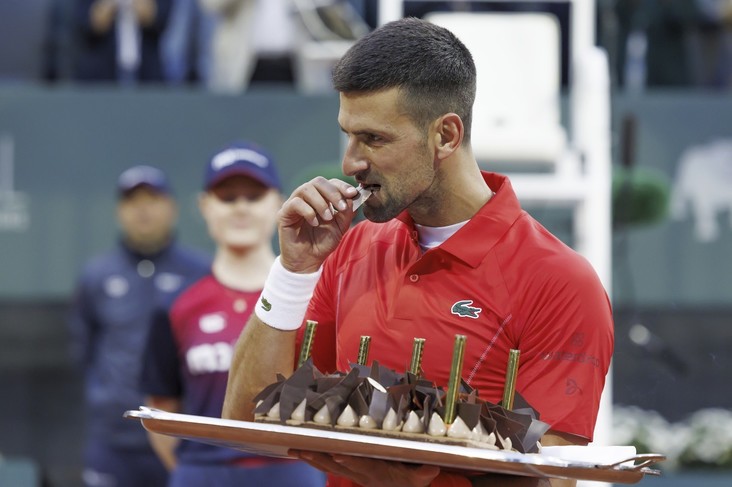 VIDEO | Cea mai frumoasă aniversare pentru Novak Djokovic! A sărbătorit cu tort pe teren alături de fani