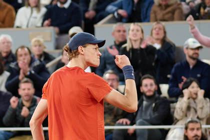 Jannik Sinner s-a calificat în sferturi la Roland Garros după un start ezitant