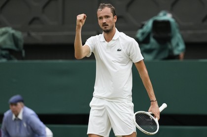 Daniil Medvedev, calificat în semifinale la Wimbledon, după ce l-a învins în cinci seturi pe liderul ATP, Jannik Sinner