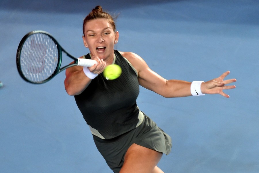 Halep a mai pierdut un meci la World Tennis League, la dublu. Printre adversare s-a numărat şi Arina Sabalenka