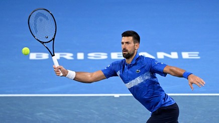 VIDEO | Novak Djokovic a revenit cu victorie după două luni şi jumătate. Calificare fără emoţii la Brisbane