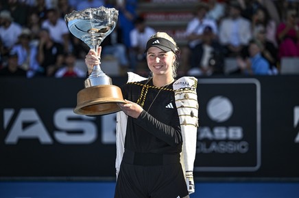 Daneza Clara Tauson a câştigat turneul de la Auckland, după ce Naomi Osaka a abandonat în finală