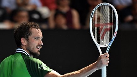 Daniil Medvedev, nervos, a distrus o cameră de luat vederi ataşată la fileu, în timpul meciului din primul tur de la Australian Open