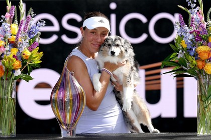 Pegula a câştigat primul său titlu pe zgură. Cu o revenire spectaculoasă, ea a triumfat la Charleston 