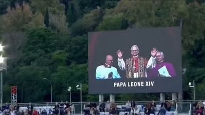 Papa Leon joacă tenis şi susţine AS Roma, spune un preot de rang înalt