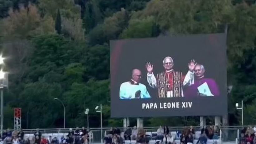 Papa Leon joacă tenis şi susţine AS Roma, spune un preot de rang înalt