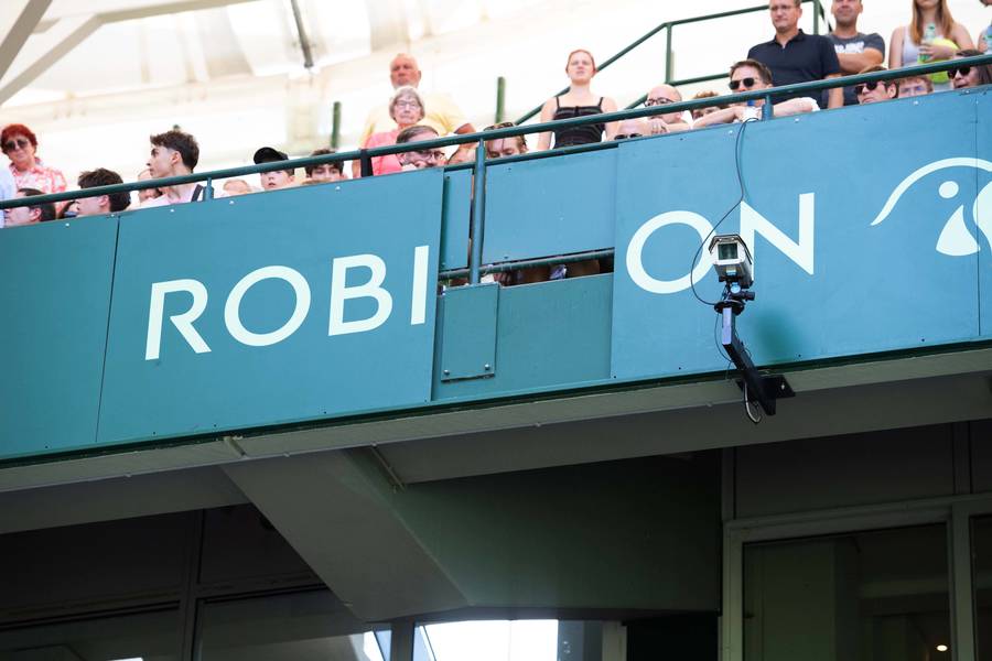 VIDEO | La un pas de tragedie! O bucată desprinsă dintr-un panou publicitar a lovit trei spectatori la Halle