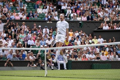 VIDEO | Bublik l-a învins pe Medvedev în finala de la Halle. Cei doi au făcut spectacol la festivitatea de premiere