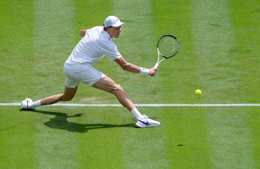 Jannik Sinner, numărul 1 mondial, calificare fără probleme în optimi la Wimbledon