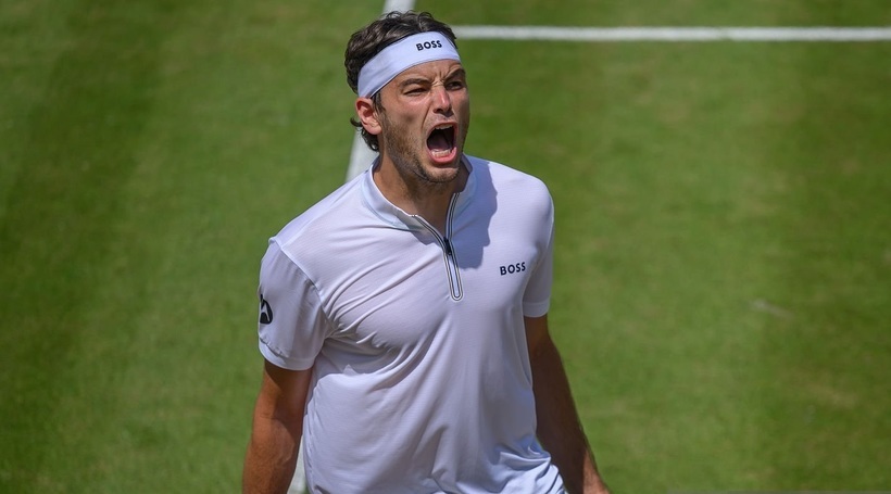 Taylor Fritz a acces în sferturi la Wimbledon, după abandonul lui Jordan Thompson
