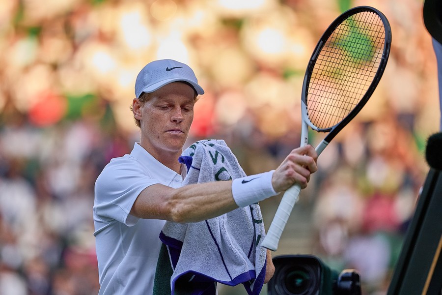 Jannik Sinner s-a accidentat la cotul drept la meciul cu Dimitrov. Liderul ATP va fi supus unui RMN
