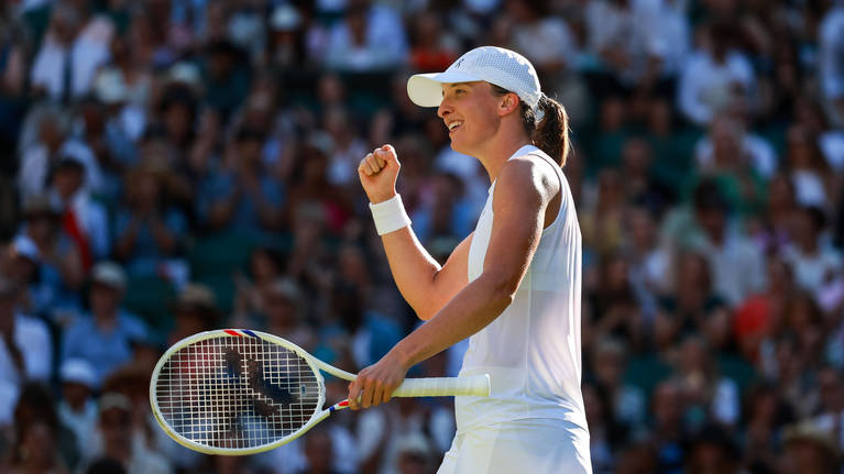 Swiatek a învins-o cu uşurinţă pe Bencic şi a ajuns pentru prima dată în finală la Wimbledon