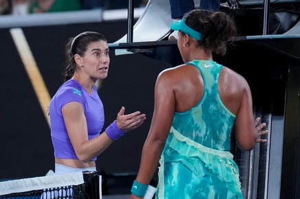 Scandal între Sorana Cîrstea şi Naomi Osaka! Cele două tenismene s-au contrariat la fileu după finalul meciului. Osaka: „Nu sunt genul de persoană care reacţionează bine la lipsa de respect”