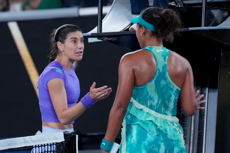 Scandal între Sorana Cîrstea şi Naomi Osaka! Cele două tenismene s-au contrariat la fileu după finalul meciului. Osaka: „Nu sunt genul de persoană care reacţionează bine la lipsa de respect”