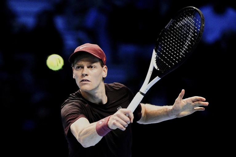 Jannik Sinner a avut crampe din cauza căldurii, dar s-a calificat în optimi la Australian Open