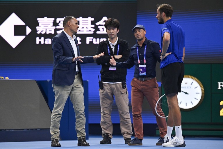 VIDEO | Scene incredibile la Beijing! Daniil Medvedev, descalificat după ce a lovit un spectator 