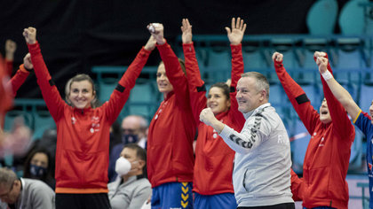 Antrenorul naţionalei de handbal feminin e alături de Sebastian Colţescu. ”E un băiat bun, îl cunosc şi sper să iasă cât mai repede din treaba asta, cu fruntea sus