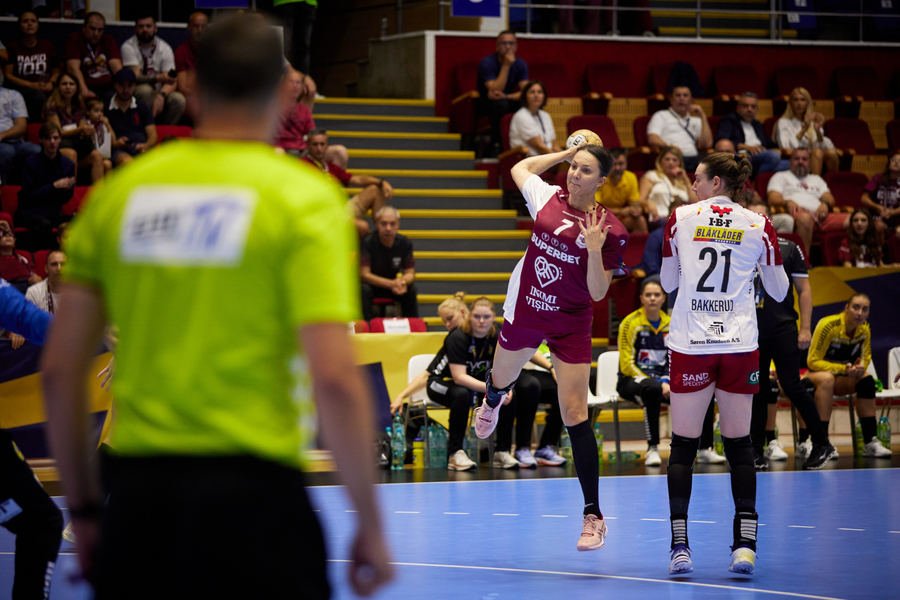 VIDEO | Rapid Bucureşti – Krim Ljubljana 27-22. A doua victorie pentru giuleştence în Liga Campionilor. Diana Ciucă, fabuloasă între buturi