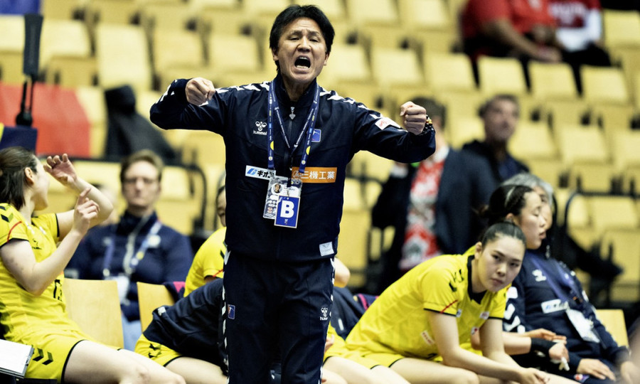 ”A fost prea puternică”. Selecţionerul Japoniei laudă naţionala de handbal feminin a României