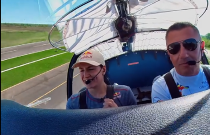 Cristina Neagu, lecţie de zbor cu un avion de acrobaţie