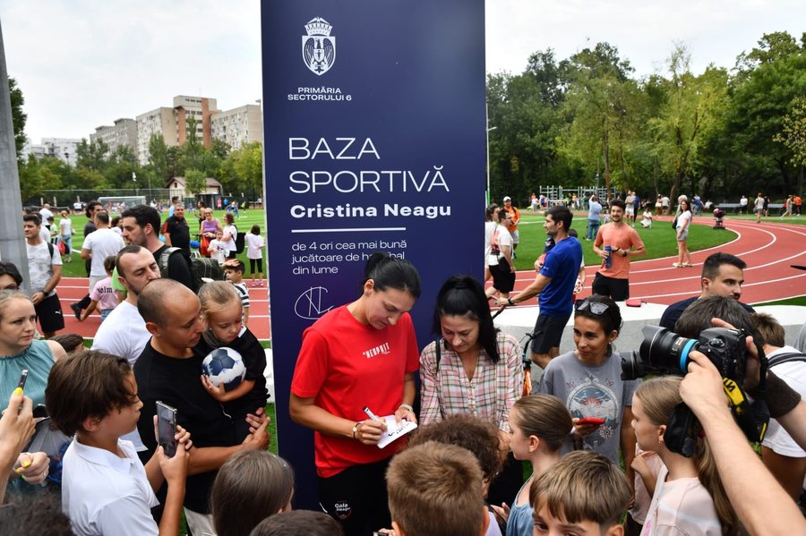 Bucureştiul are o nouă bază sportivă ultramodernă! Complexul, care se întinde pe 13.000 de metri pătraţi şi include zece terenuri, poartă numele Cristinei Neagu