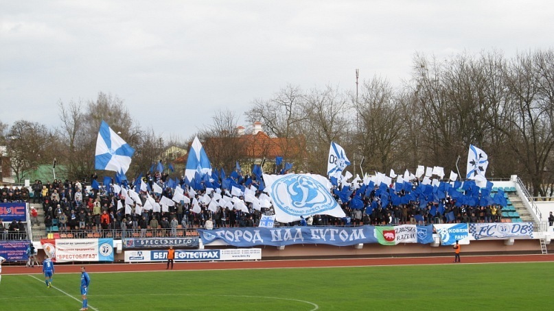 Fani de plastic în Belarus :) Cum îşi umple Dinamo Brest stadionul. Campionatul e LIVE pe Look Plus