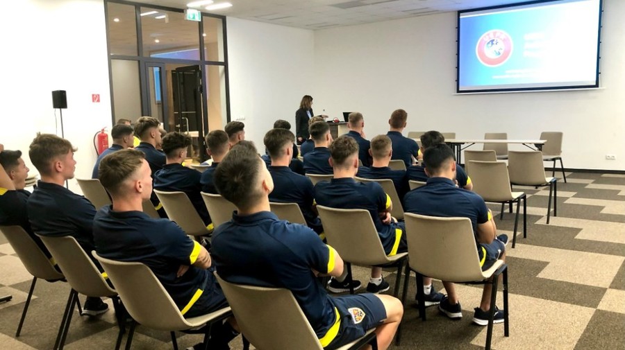 Sesiune de informare pentru jucătorii naţionalei U19 organizată de UEFA. Ce au făcut tricolorii în Slovacia