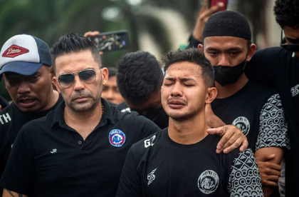 Nouă poliţişti din Malang supendaţi, în urma busculadei sângeroase de pe stadion