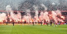 Fumigene pe teren la meciul dintre Ajax Amsterdam şi Feyenoord. Partida a fost oprită definitiv. Poliţia călare, chemată la stadion