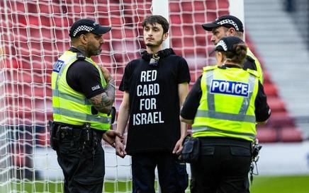 Startul meciului de fotbal feminin Scoţia – Israel, întârziat din cauza unui activist propalestinian care s-a legat de una dintre porţi