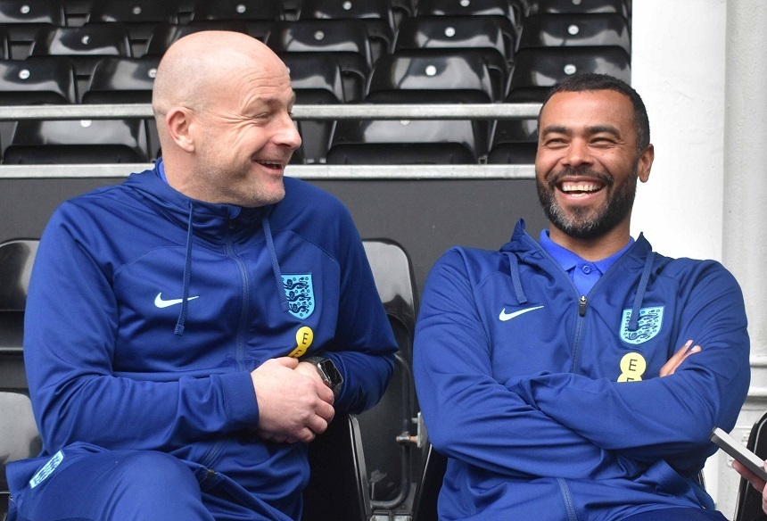 Ashley Cole, integrat în staful naţionalei Angliei